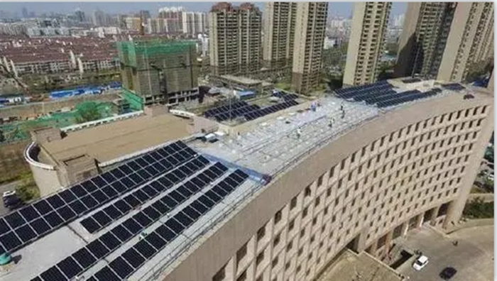 如何清洁和维护商超屋顶太阳能？